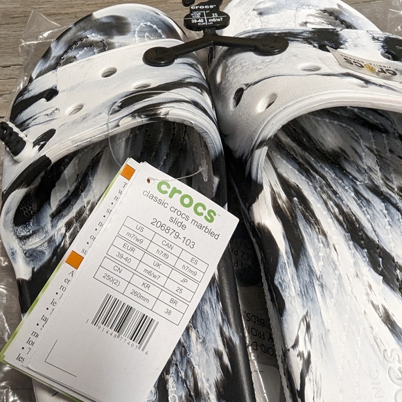 New Crocs, w's 9 - bought as a gift for my mother who no longer likes Crocs - Picture 4 of 5